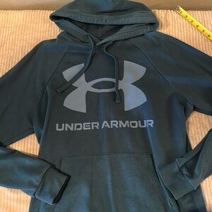 Men’s under armour hooded sweatshirt. M